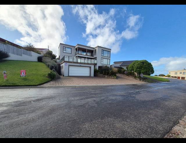 4 BEDROOM HOUSE FOR SALE IN DANA BAY